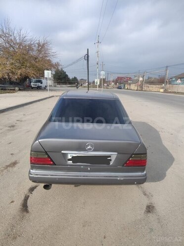 Mercedes E 220 1994, 252,500 km - 2.2 л - Xudat