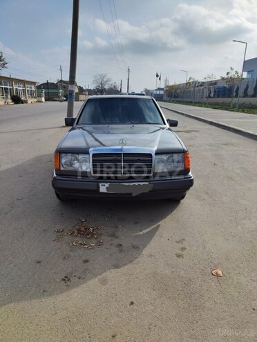 Mercedes E 220 1994, 252,500 km - 2.2 л - Xudat