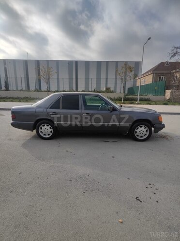 Mercedes E 220 1994, 252,500 km - 2.2 л - Xudat