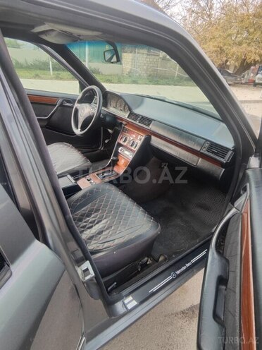 Mercedes E 220 1994, 252,500 km - 2.2 л - Xudat