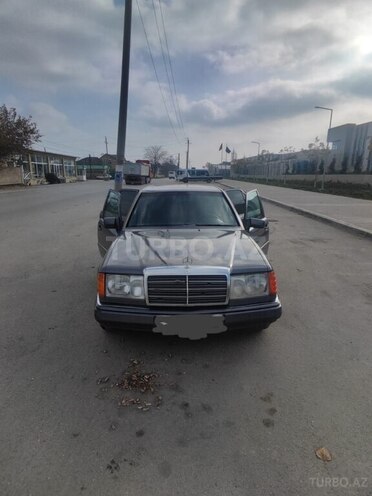 Mercedes E 220 1994, 252,500 km - 2.2 л - Xudat