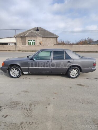 Mercedes E 220 1994, 252,500 km - 2.2 л - Xudat