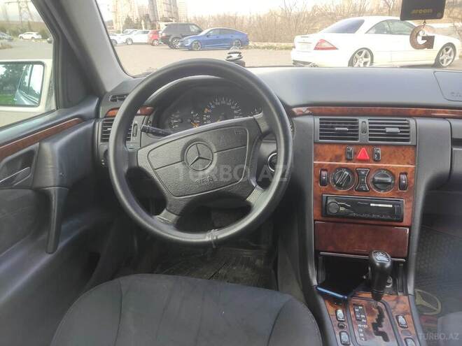 Mercedes E 240 1999, 352,000 km - 2.4 l - Bakı