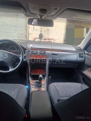 Mercedes E 200 2000, 551,000 km - 2.0 l - Naftalan