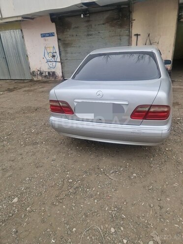 Mercedes E 200 2000, 551,000 km - 2.0 l - Naftalan