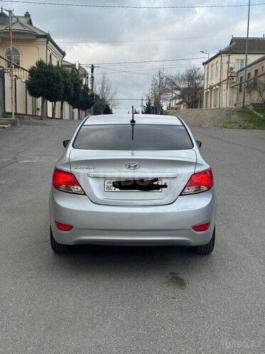 Hyundai Accent-4