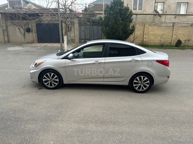 Hyundai Accent-12
