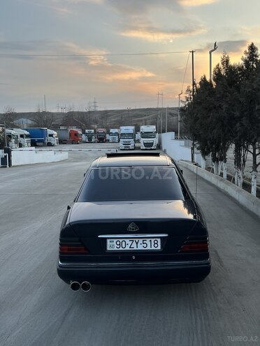 Mercedes E 220 1994, 300,000 km - 2.2 l - Qazax