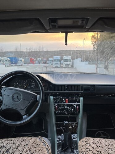 Mercedes E 220 1994, 300,000 km - 2.2 l - Qazax