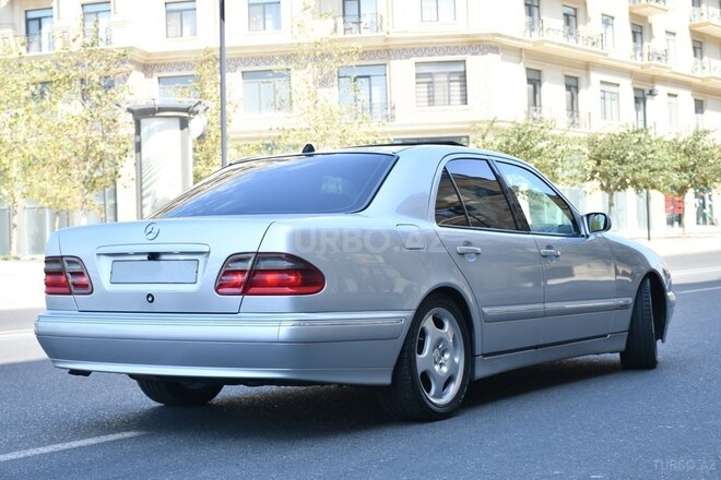 Mercedes E 220 d-3