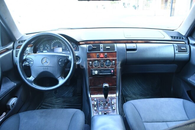 Mercedes E 220 d-11