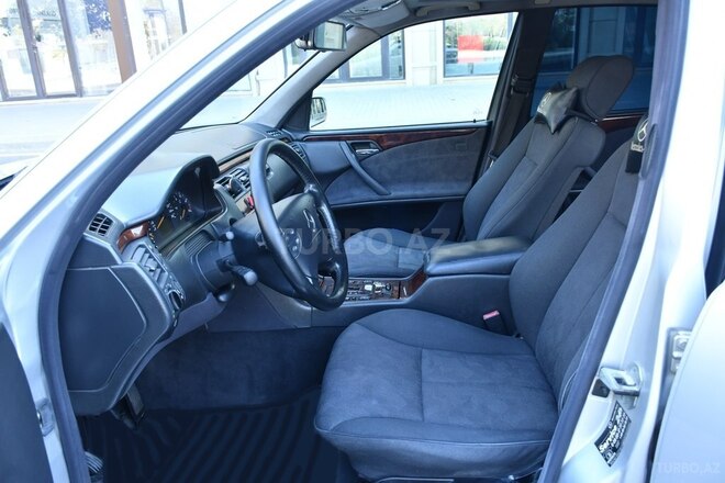 Mercedes E 220 d-9