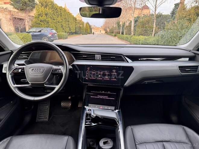 Audi e-tron-8
