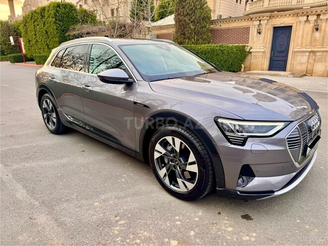 Audi e-tron-5