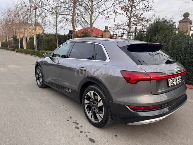 Audi e-tron-13