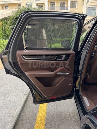Porsche Cayenne Turbo-17