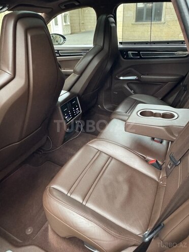Porsche Cayenne Turbo-18
