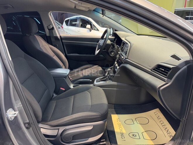 Hyundai Elantra-14