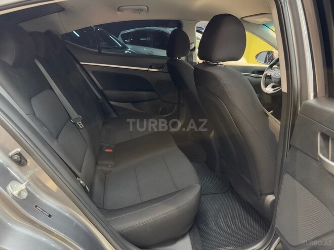 Hyundai Elantra-15