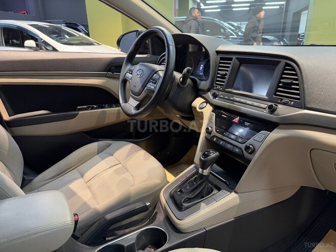 Hyundai Elantra-3