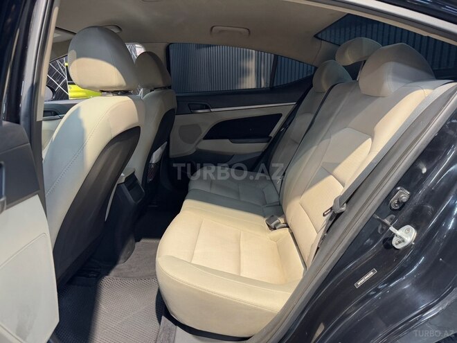 Hyundai Elantra-17
