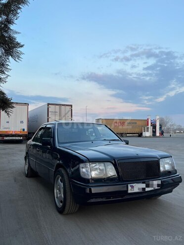 Mercedes E 220 1994, 330,000 km - 2.2 l - Qazax