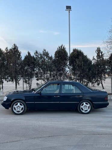 Mercedes E 220 1994, 330,000 km - 2.2 l - Qazax