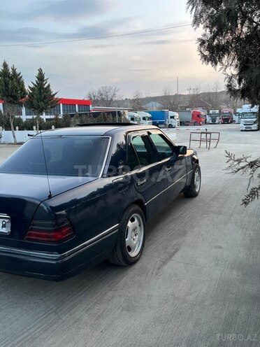 Mercedes E 220 1994, 330,000 km - 2.2 l - Qazax