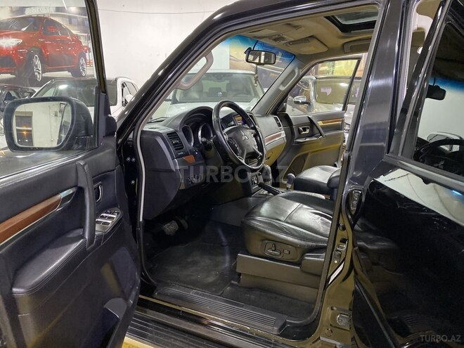 Mitsubishi Pajero-12