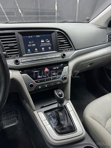 Hyundai Elantra-13