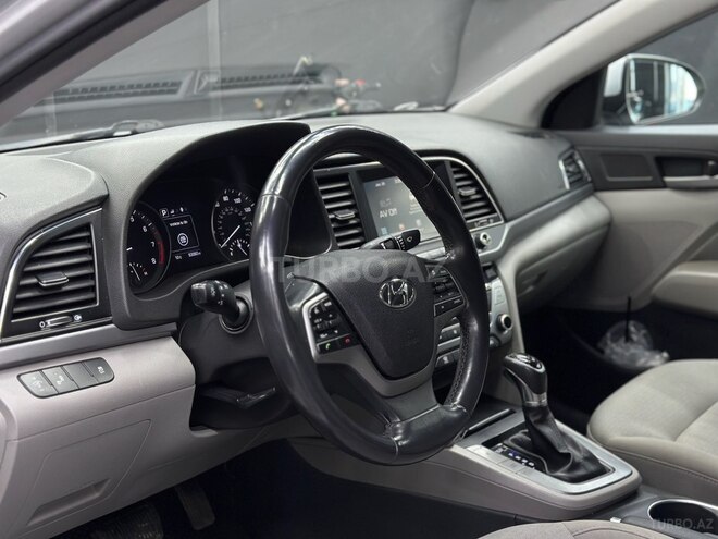 Hyundai Elantra-12