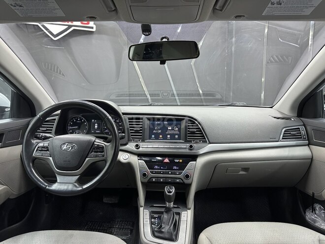 Hyundai Elantra-11