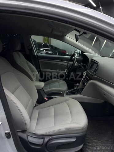 Hyundai Elantra-9