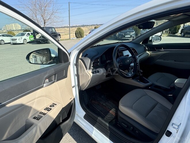 Hyundai Elantra-11