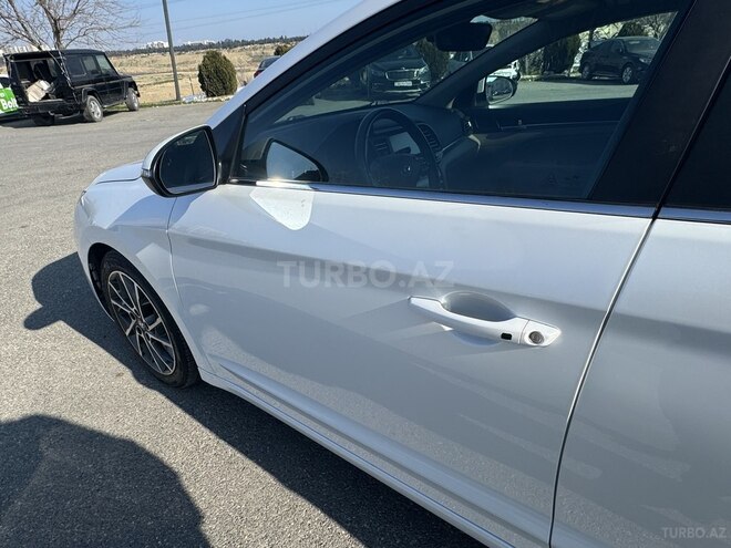 Hyundai Elantra-10