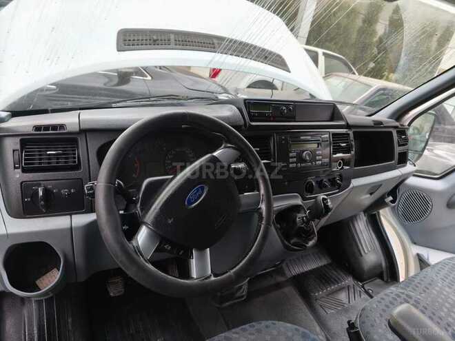 Ford Transit-10