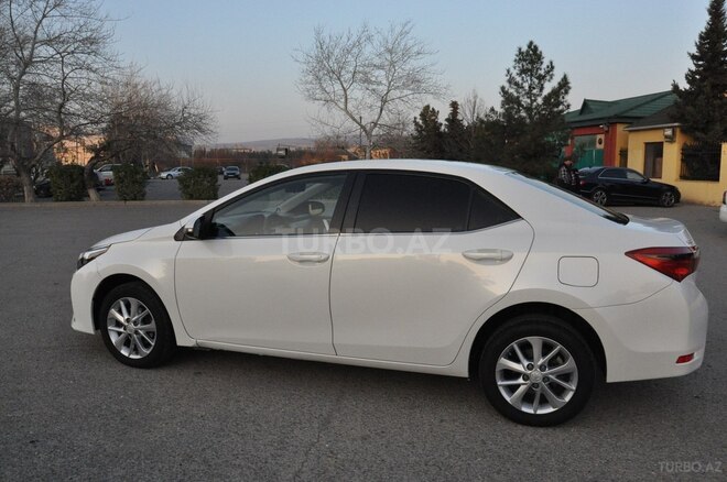 Toyota Corolla 2013, 215,000 km - 1.6 l - Salyan