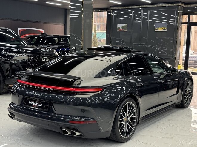 Porsche Panamera-4