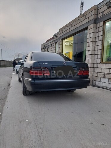 Mercedes E 240 2002, 260,000 km - 2.4 l - Salyan