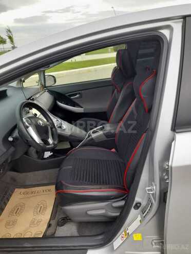 Toyota Prius-12