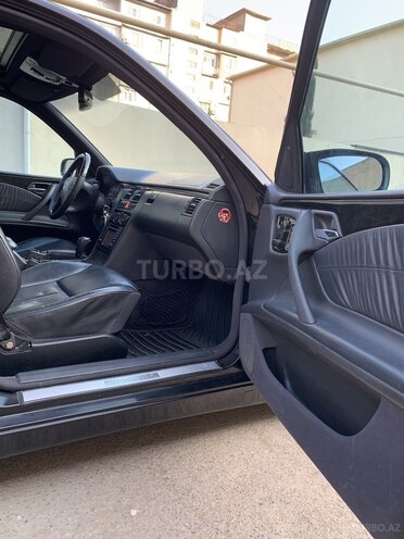 Mercedes E 280 2001, 235,107 km - 2.8 l - Bakı