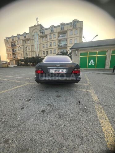 Mercedes E 220 1995, 250,000 km - 2.2 l - Bakı