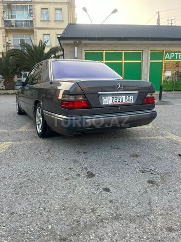 Mercedes E 220 1995, 250,000 km - 2.2 l - Bakı