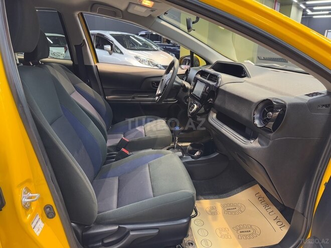 Toyota Aqua-13