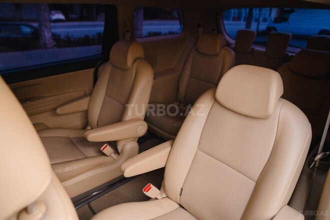 Kia Carnival-10
