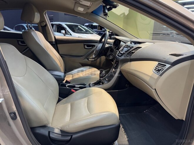 Hyundai Elantra-14