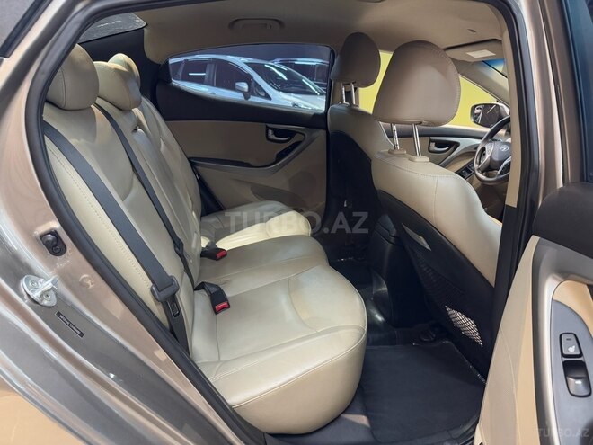 Hyundai Elantra-13