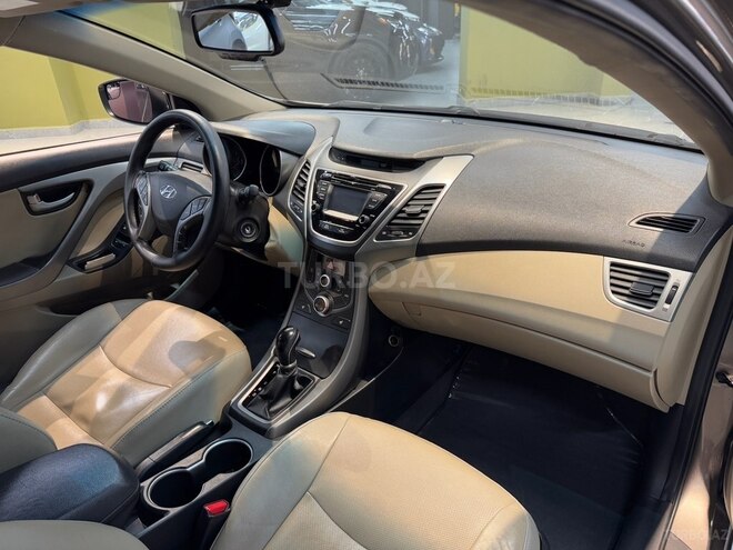 Hyundai Elantra-15
