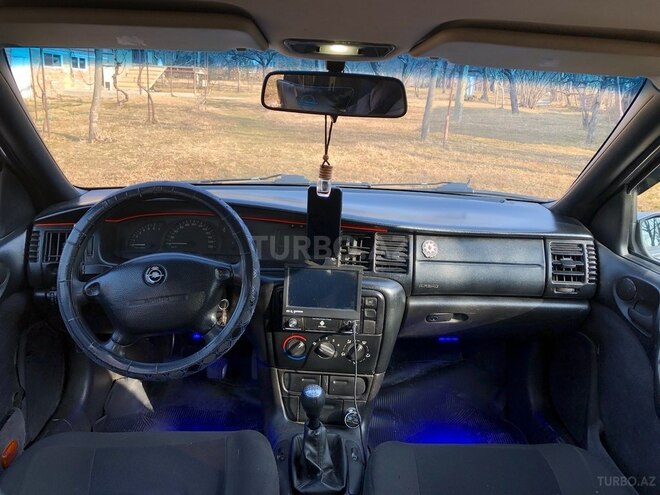 Opel Vectra-12