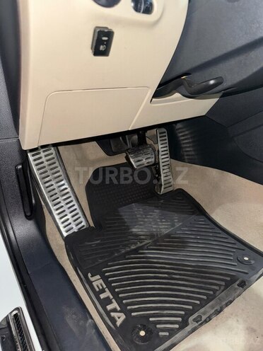 Volkswagen Jetta-19